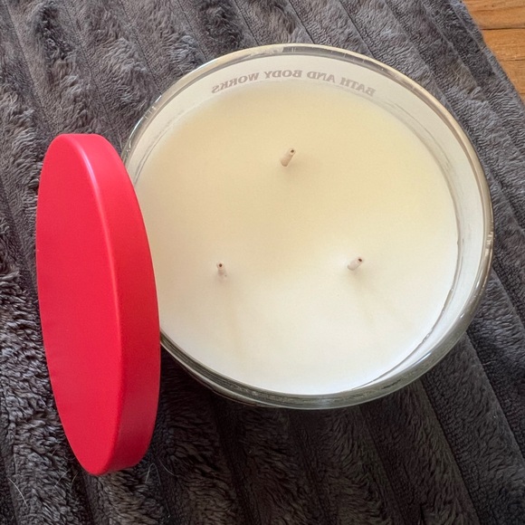 Bath & Body Works Stranger Things Argyles Pineapple Pizza 3 Wick Candle - Picture 5 of 5